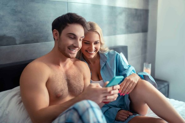 Pyjama couple : l'art de se détendre ensemble pour une nuit de sommeil parfaite et harmonieuse